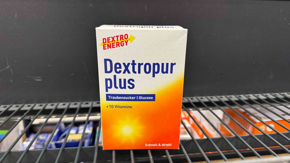 Eine Packung des Dextro Energy im Test auf einem Gitter.