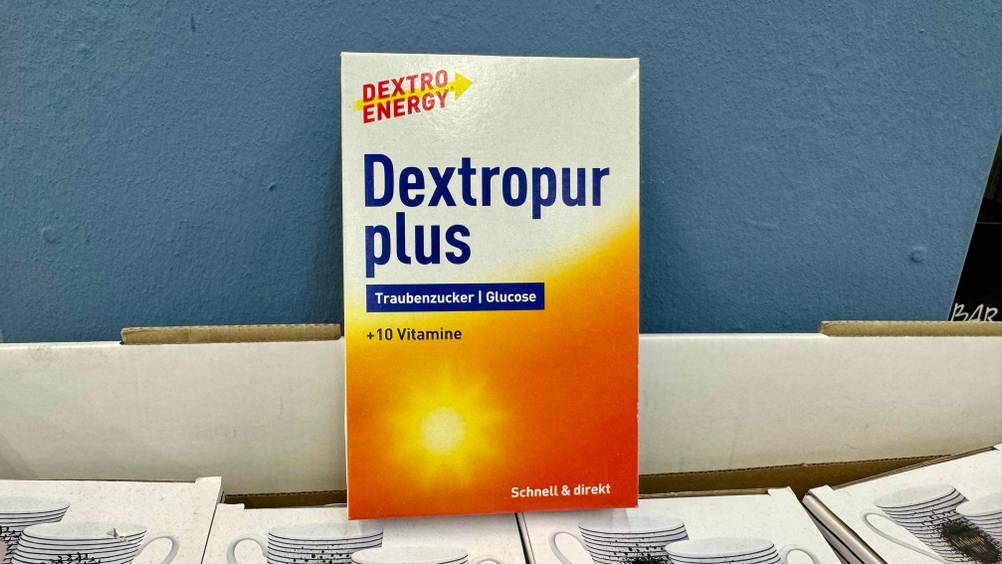 Vor einer blauen Wand steht das getestete Dextro Energy.