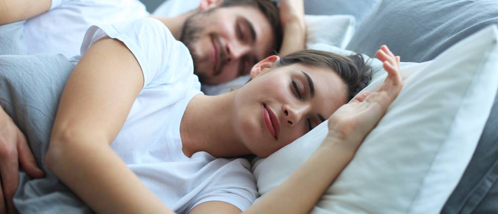 Dibapur-Matratze-Test: Ein Paar schläft erholsam in ihrem Bett.