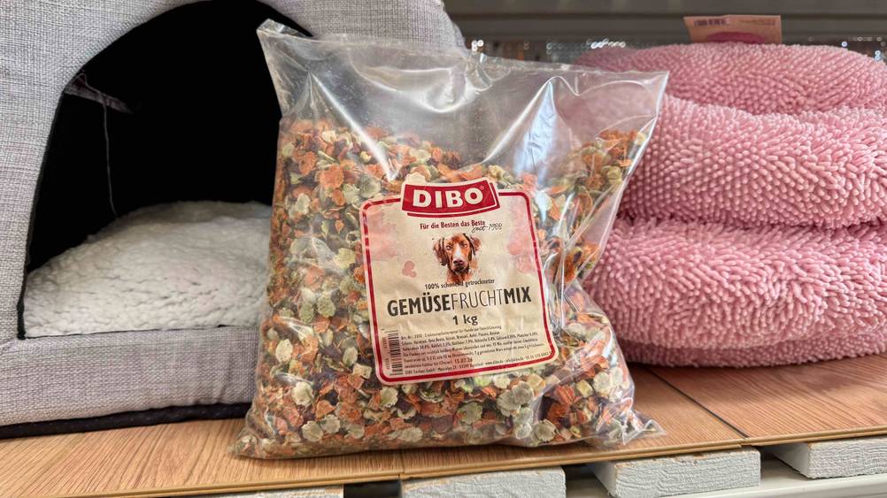 Getestet: Das Dibo-Hundefutter auf einem Regal vor Katzenbetten.