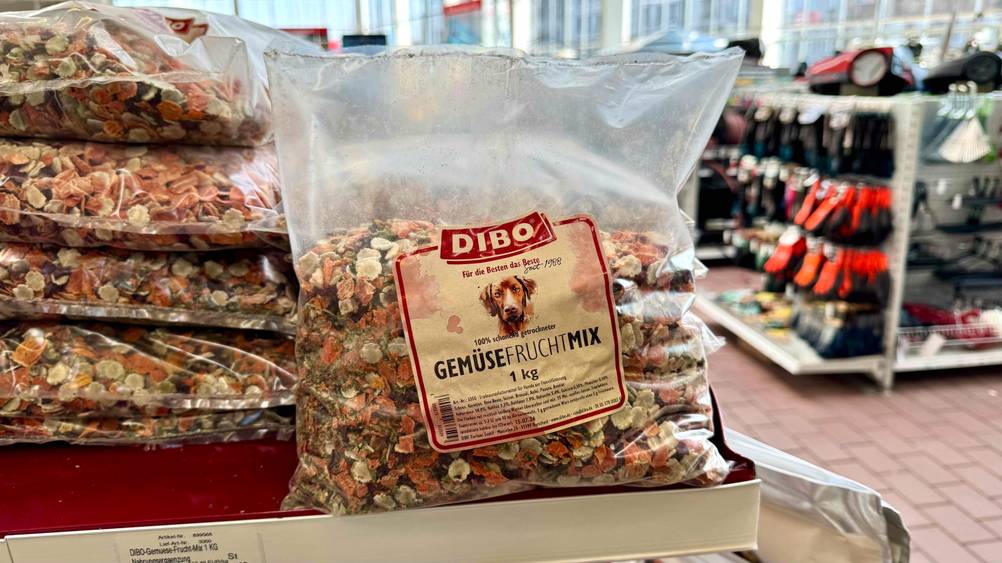 In einem Verkaufsladen auf eine Regal befindet sich das Dibo-Hundefutter im Test.