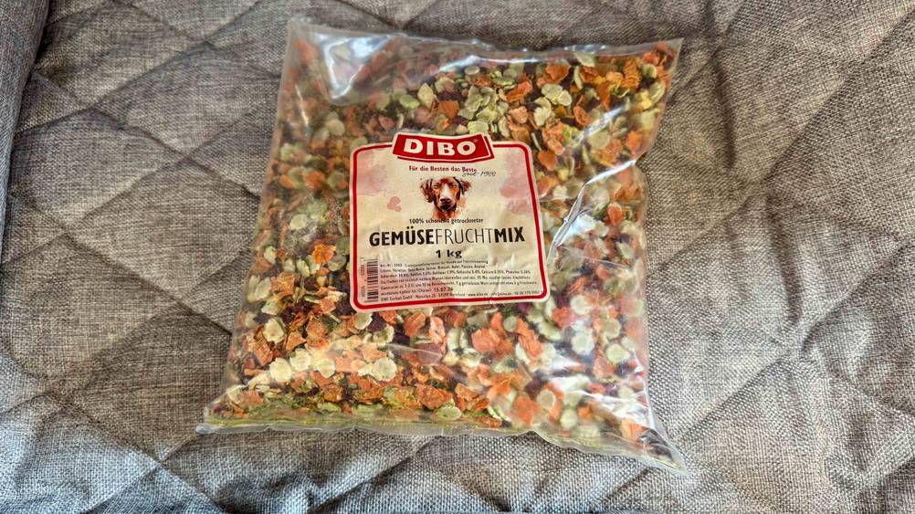 Ein Beutel des getesteten Dibo-Hundefutters auf einem Stoff liegend.