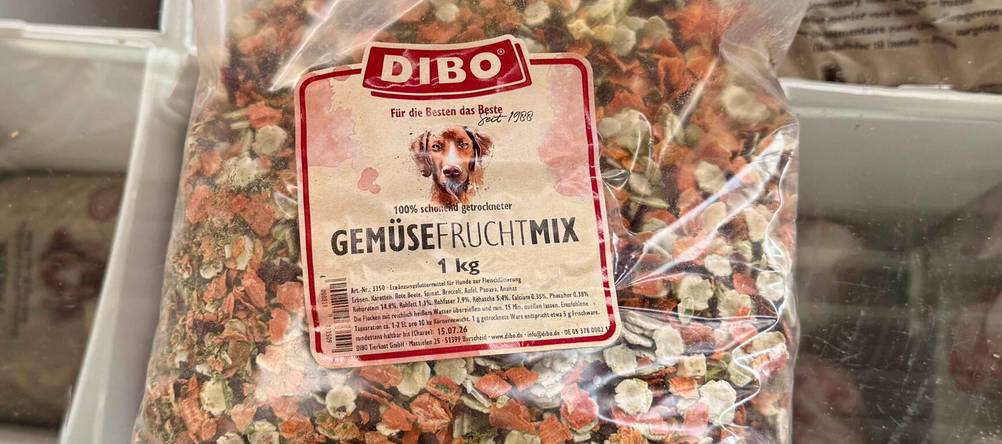 Dibo-Hundefutter getestet: Nahaufnahme des Labels mit Informationen.