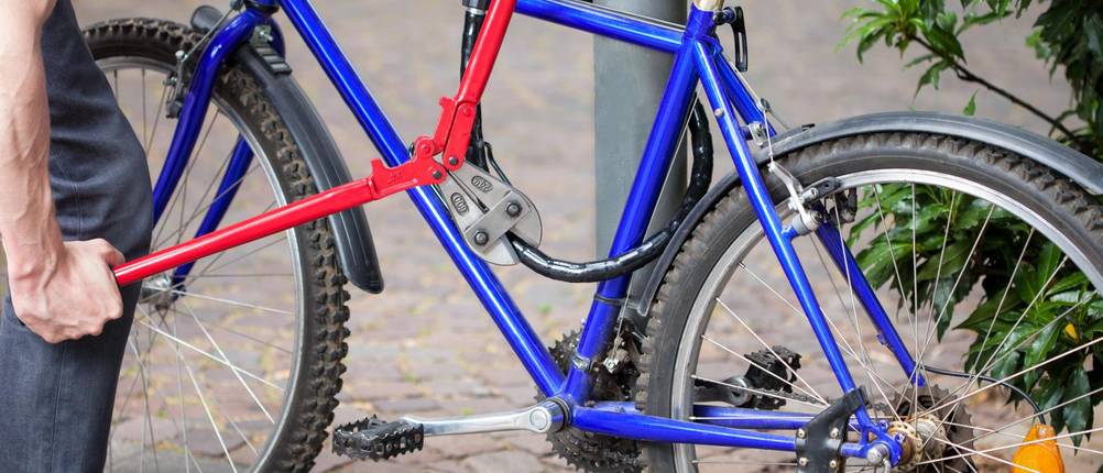 Fahrradschloss-lang-Test: Fahrraddieb versucht mit Bolzenschneider Fahrradschloss zu durchtrennen.