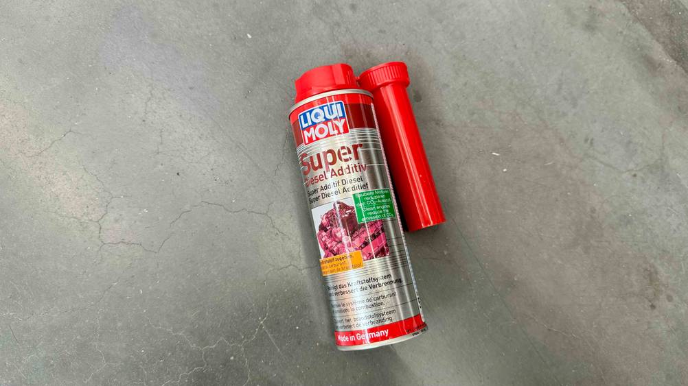 Eine Dose des getesteten Diesel-Additivs liegt auf einem Betonboden.