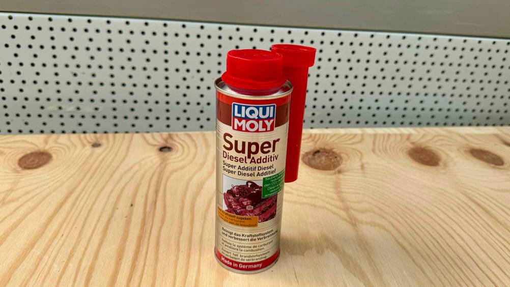 Eine Dose Diesel-Additiv im Test auf einer Holzfläche von vorne.