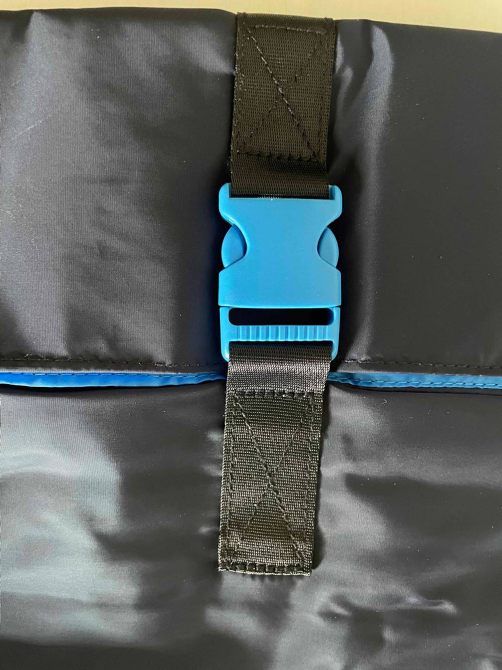 Detailansicht des Clip-Verschlusses eines getesteten Roll Top Rucksacks.