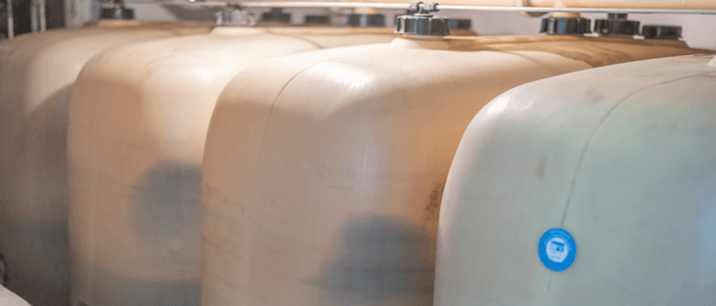 Dieseltank im Test: Mehrere Plastik-Tanks aneinandergereiht