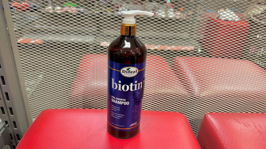 Ein Spender mit Biotin-Shampoo im Test steht auf einem roten Hocker.