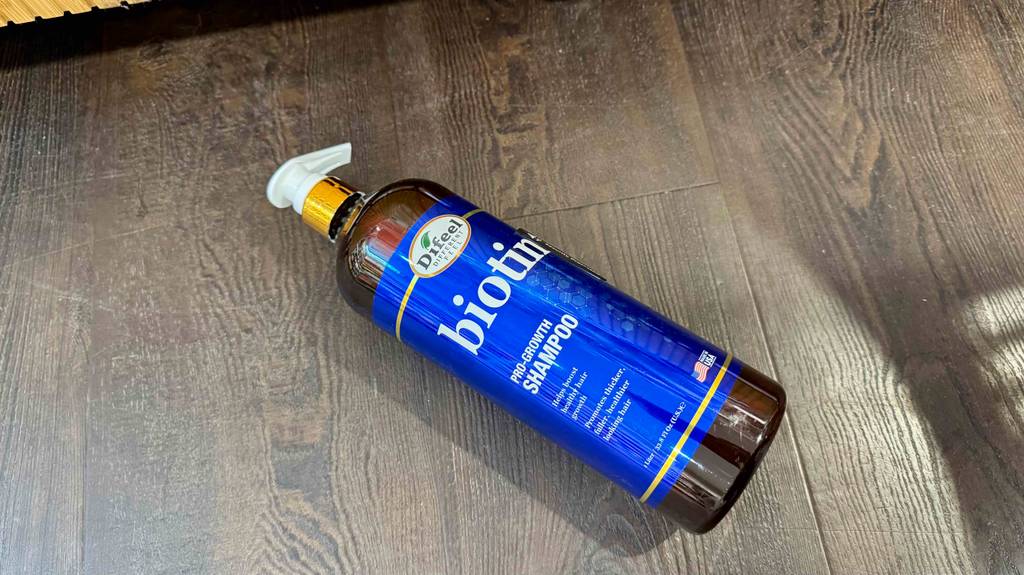 Getestet: Ein Spender mit Biotin-Shampoo liegt auf dem Boden.