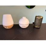 Drei Diffuser stehen nebeneinander auf einer Arbeitsplatte