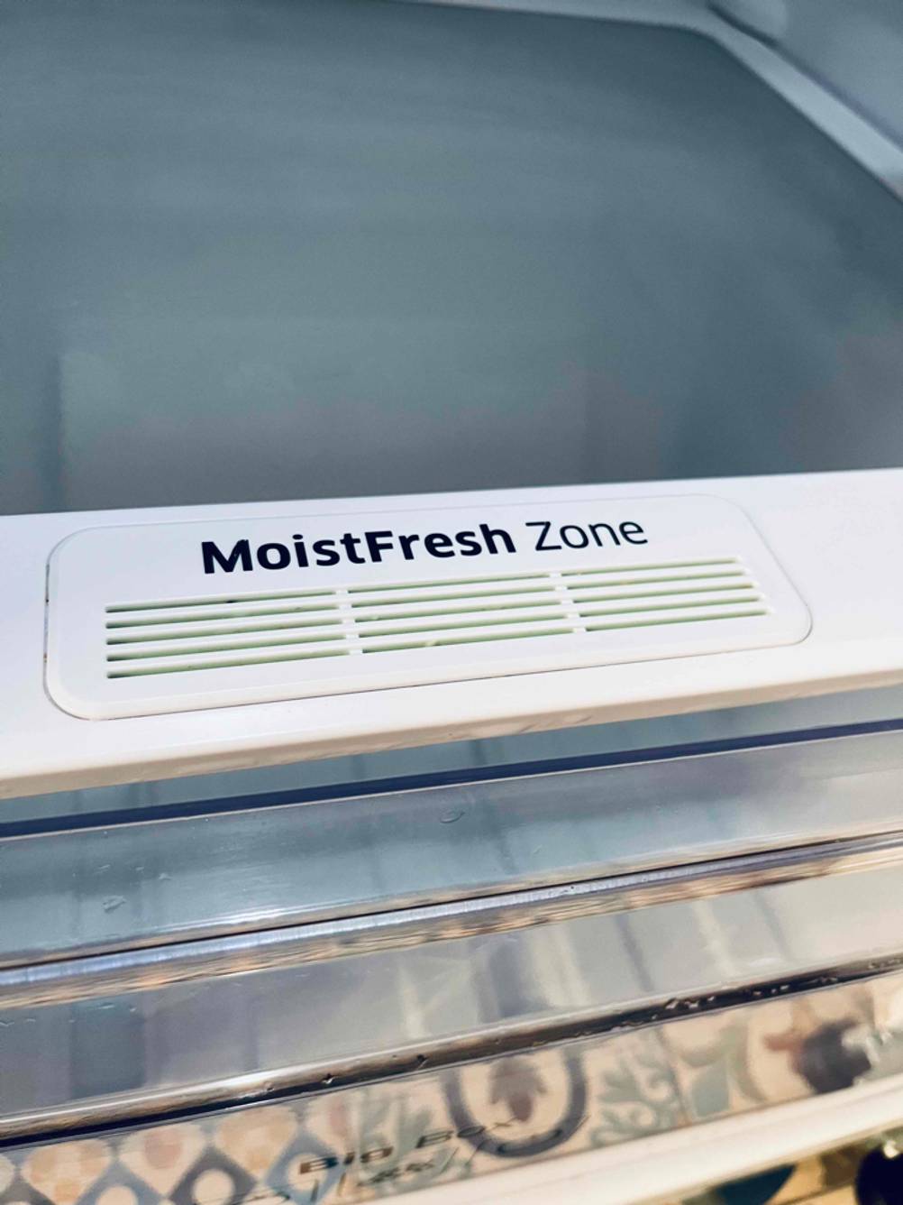 Nahaufnahme von der MoistFresh Zone in einer Samsung-Kühl-Gefrierkombination im Test.