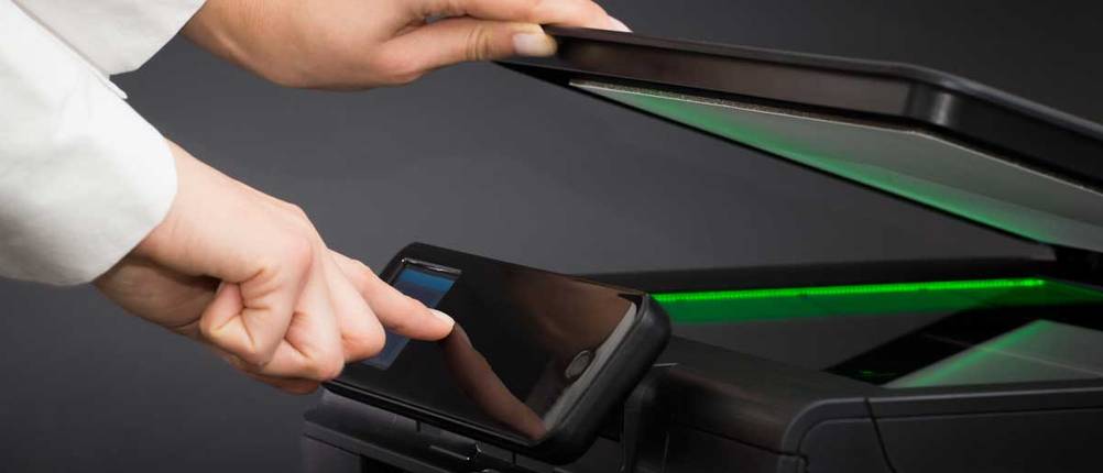 Eleganter, schwarzer Scanner mit dazugehöriger Hand
