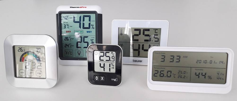 Fünf Hygrometer mit LCD-Anzeige auf einem Tisch