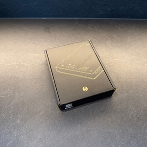 Der Karton der digitalen Timemore-Kaffeewaage liegt auf einer Küchenarbeitsplatte