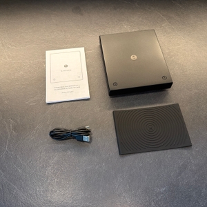 Der Lieferumfang der digitalen Timemore-Kaffeewaage liegt auf einer Küchenarbeitsplatte