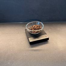 Kaffee in einer Schale auf der digitalen Timemore-Kaffeewaage