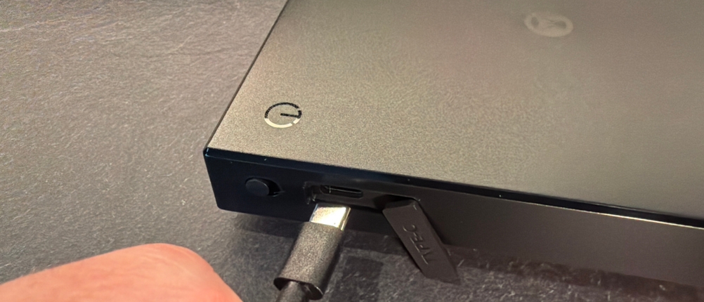 Eine Hand steckt ein Ladekabel in die digitale Timemore-Kaffeewaage