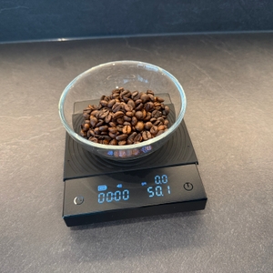 Kaffeebohnen werden auf der digitalen Timemore-Kaffeewaage abgewogen