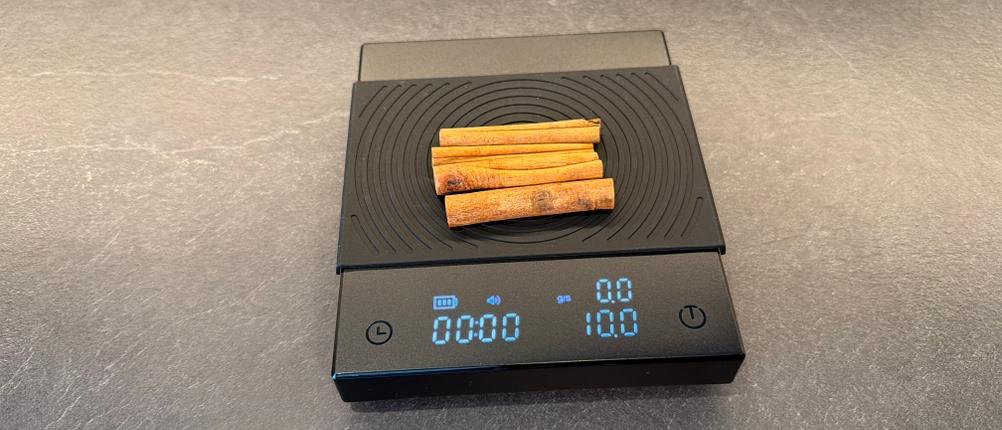 Zimtstangen werden auf der digitalen Timemore-Kaffeewaage abgewogen