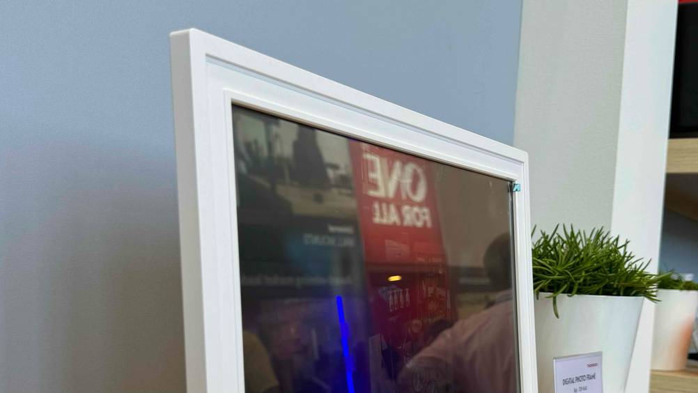 Digitaler Bilderrahmen (15 Zoll) im Test: Nahaufnahme des Rahmens von der Seite.