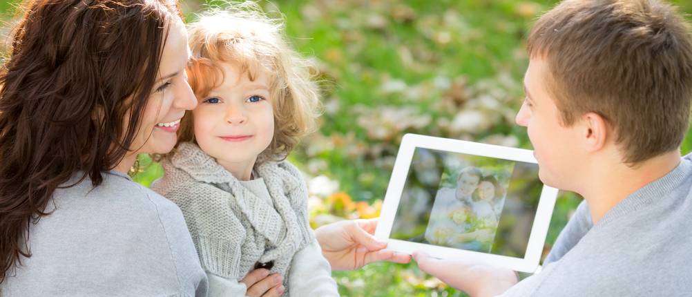 Digitaler-Bilderrahmen-17-Zoll-Test: Eine Familie betrachtet ein Familienfoto auf ihrem digitalen Bilderrahmen.