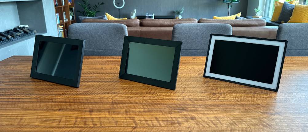 3 digitale Bilderrahmen auf einem Tisch