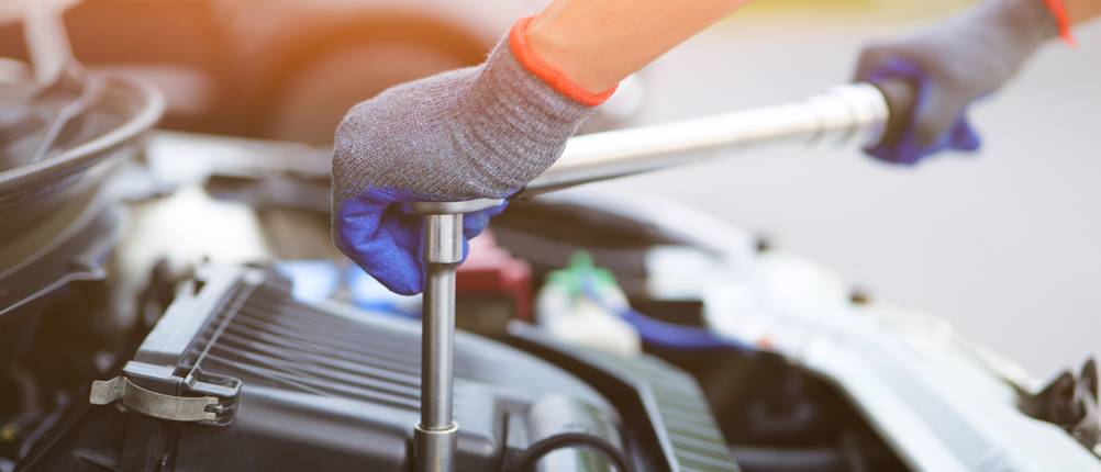 Am Auto wird ein Drehmomentschlüssel verwendet