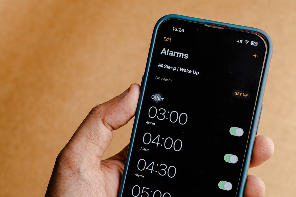 Digitaler-Kurzzeitwecker-Test: Auf dem Bildschirm eines Smartphones sind mehrere Weckzeiten eingestellt. 
