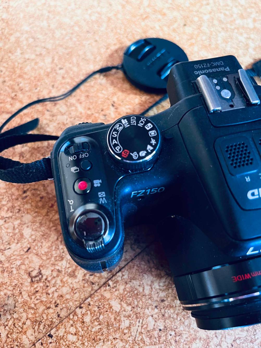 Digitalkamera-Test: Nahaufnahme der Bedienelemente einer Digitalkamera von schräg vorne fotografiert