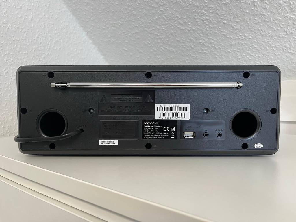 Das Digitalradio 371 CD IR von Technisat mit integrierten Lautsprechern verfügt über eine integrierte Antenne.