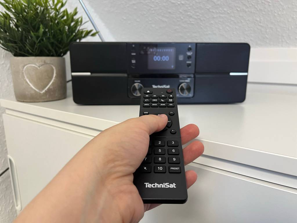 Auf dem Bild: das Digitradio mit CD-Player 371 CD IR der Marke Technisat.