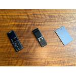 Drei Diktiergeräte liegen nebeneinander auf einem Holztisch