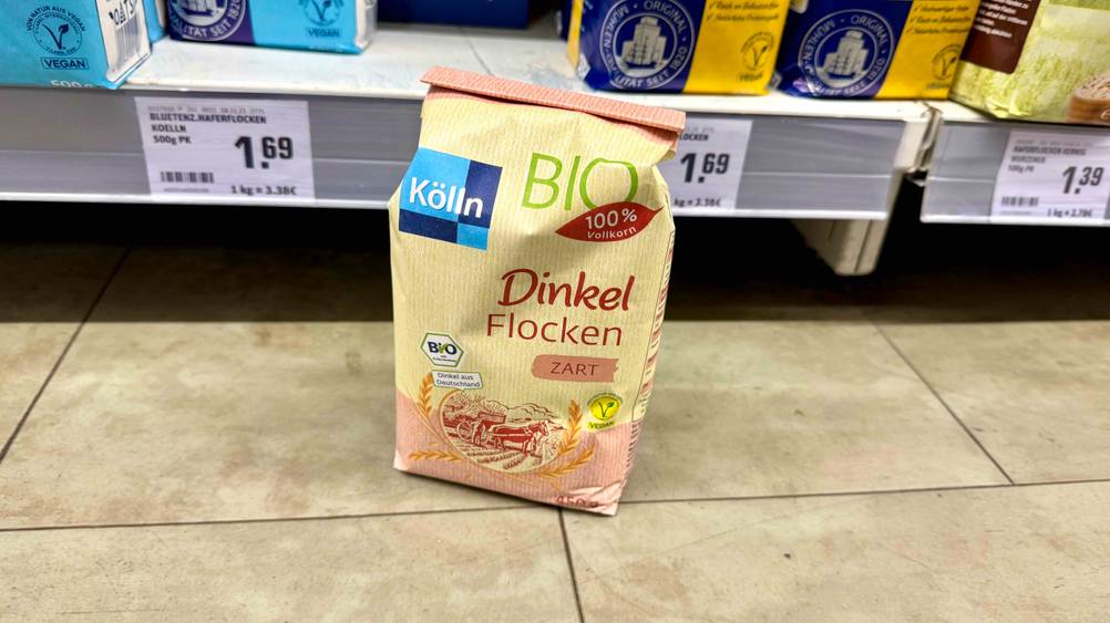 Getestet: Eine Packung Dinkelflocken steht vor einem Verkaufsregal auf dem Boden.