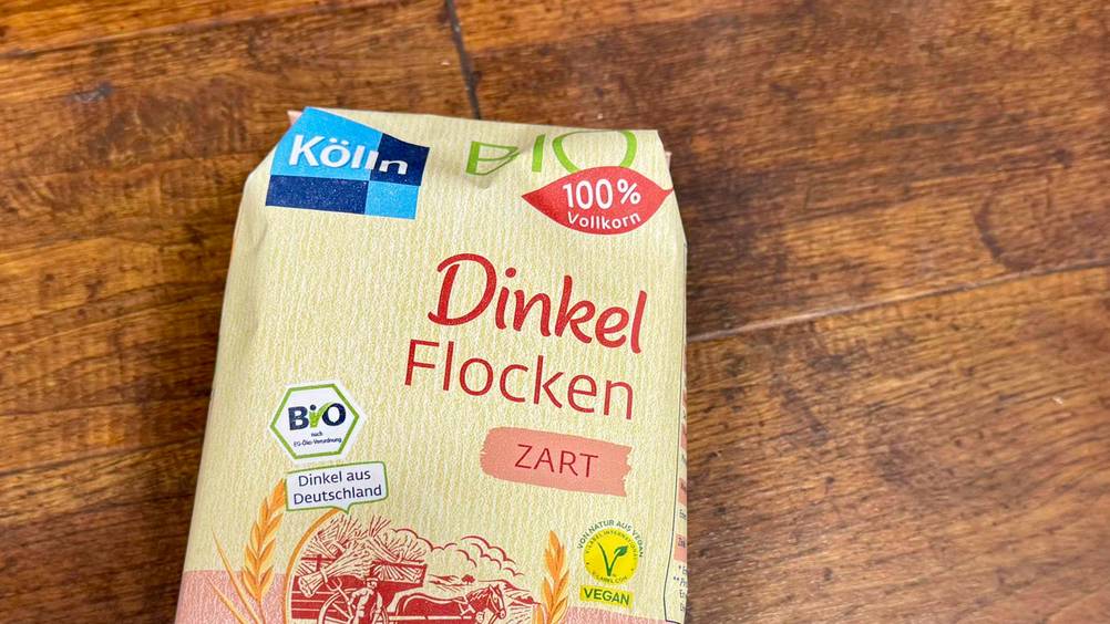 Dinkelflocken im Test: Nahaufnahme der Verpackung vorne mit Logo und Artikelbezeichnung.