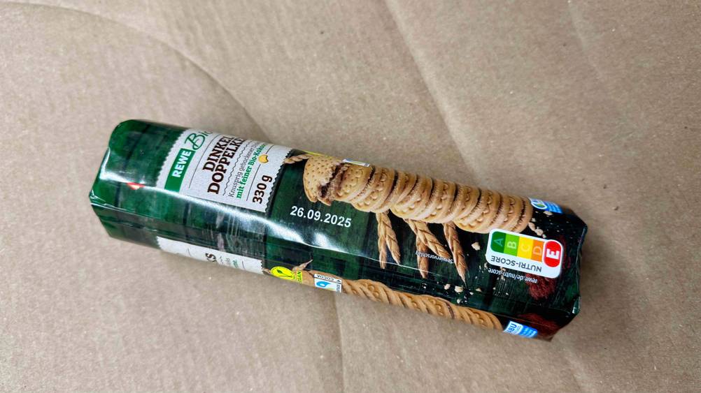 Dinkelkekse getestet: Seitenansicht der Verpackung mit Haltbarkeitsdatum.