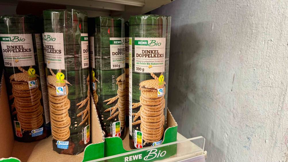 Mehrere Packungen der getesteten Dinkelkekse in einem Verkaufsregal.