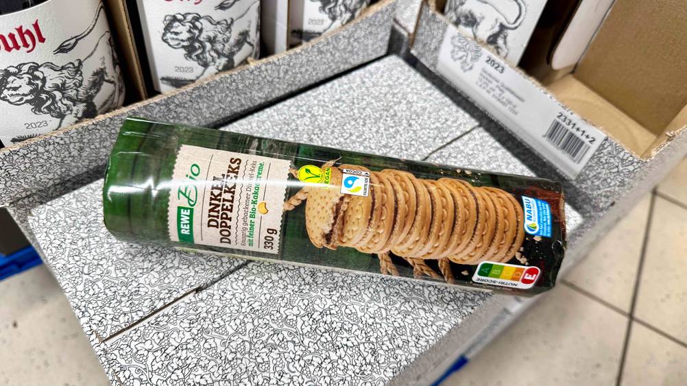 Eine Packung der getesteten Dinkelkekse auf einem Karton.
