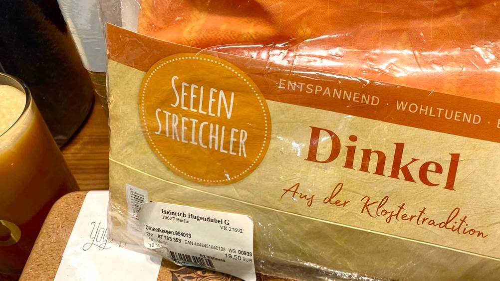 Nahaufnahme des Labels der Originalverpackung eines getesteten Dinkelkissens mit Informationen.