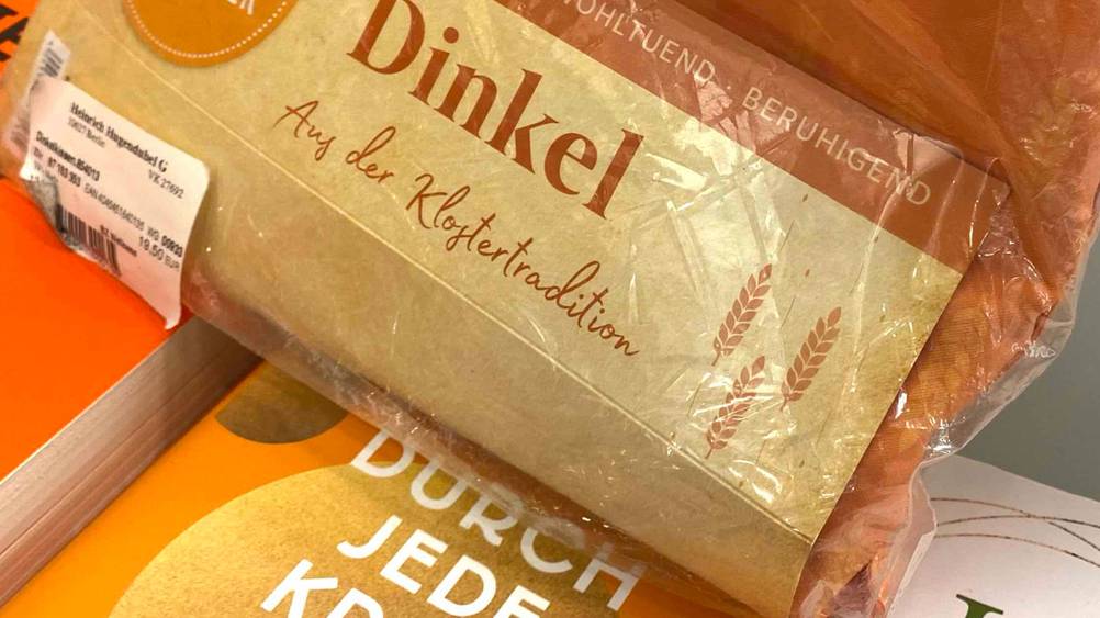 Dinkelkissen getestet: Nahaufnahme der Originalverpackung mit Grafiken.