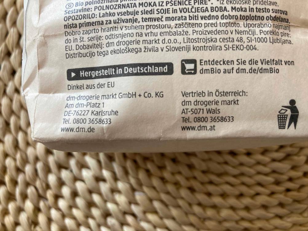 Im Test: Nahaufnahme der Rückseite einer Packung Dinkelmehl mit Informationen.