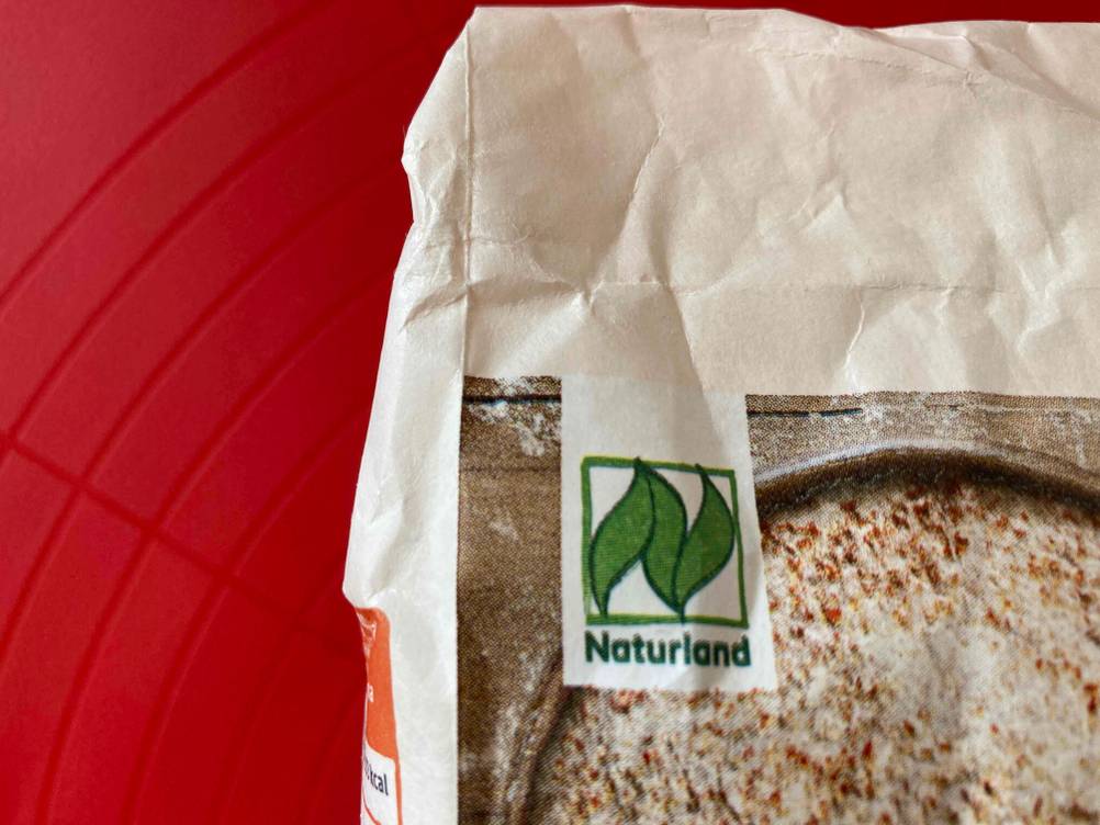 Dinkelmehl getestet: Nahaufnahme 'Naturland'-Logo auf der Packung.
