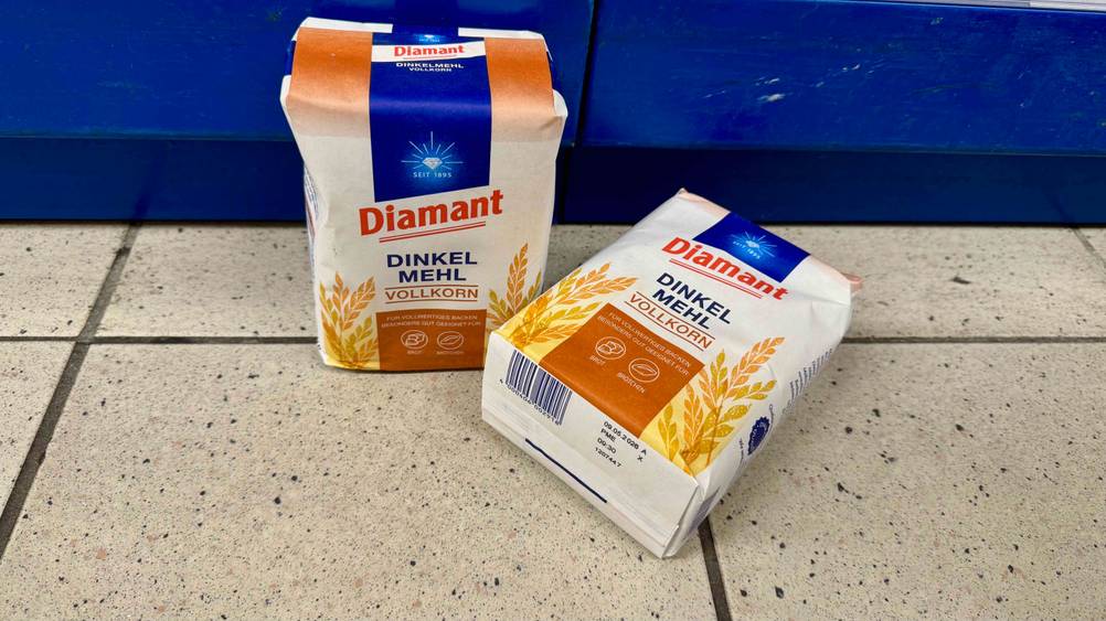 Dinkelvollkornmehl-Test: Zwei Packungen auf dem Boden, eine stehend, eine liegend.