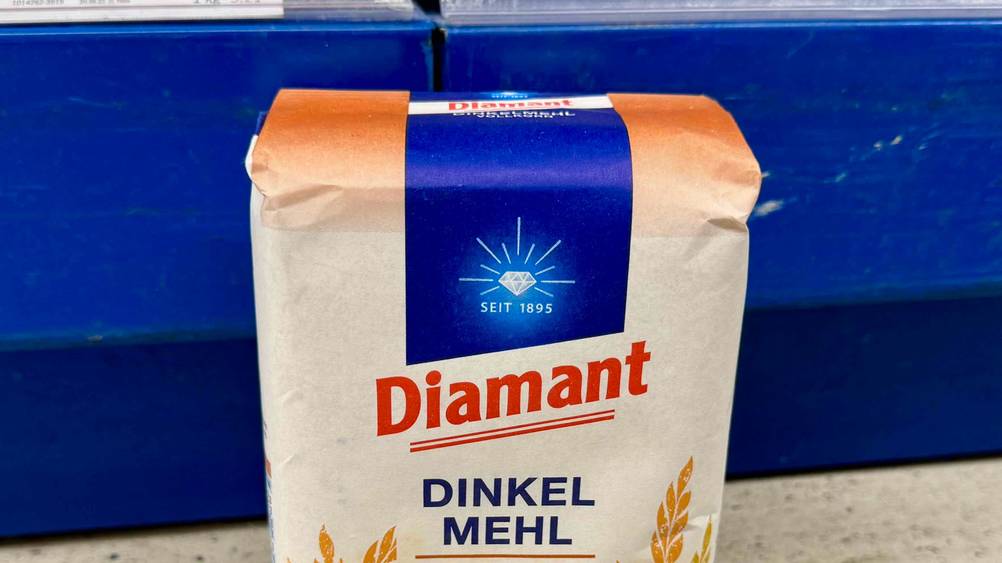 Dinkelvollkornmehl getestet: Nahaufnahme der Verpackung von vorne mit Logo und Artikelbezeichnung.