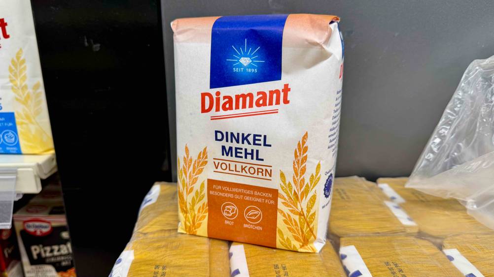 Eine Packung des getesteten Dinkelvollkornmehls auf mehreren anderen.