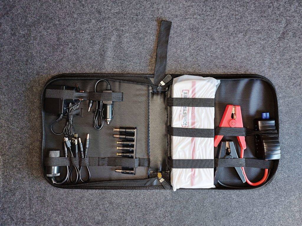 Eine auf dem Boden ausgebreitete Starthilfegerät-Tasche im Test.
