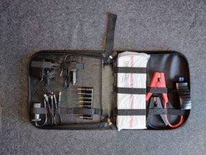 Eine auf dem Boden ausgebreitete Starthilfegerät Tasche.