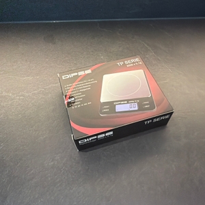 Der Karton der Dipse 6096 steht auf einem Tisch