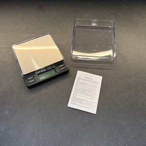 Der Lieferumfang der Dipse 6096 steht auf einer Küchenarbeitsplatte