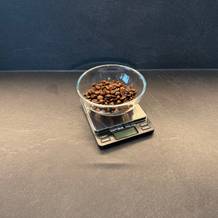 Kaffeebohnen in einer Glasschale auf der Dipse 6096